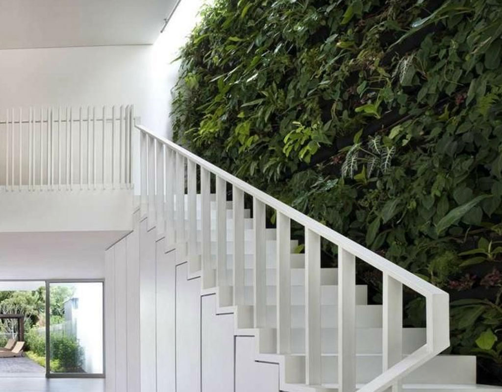 Vertical-Garden-Ideas-stairwell-garden